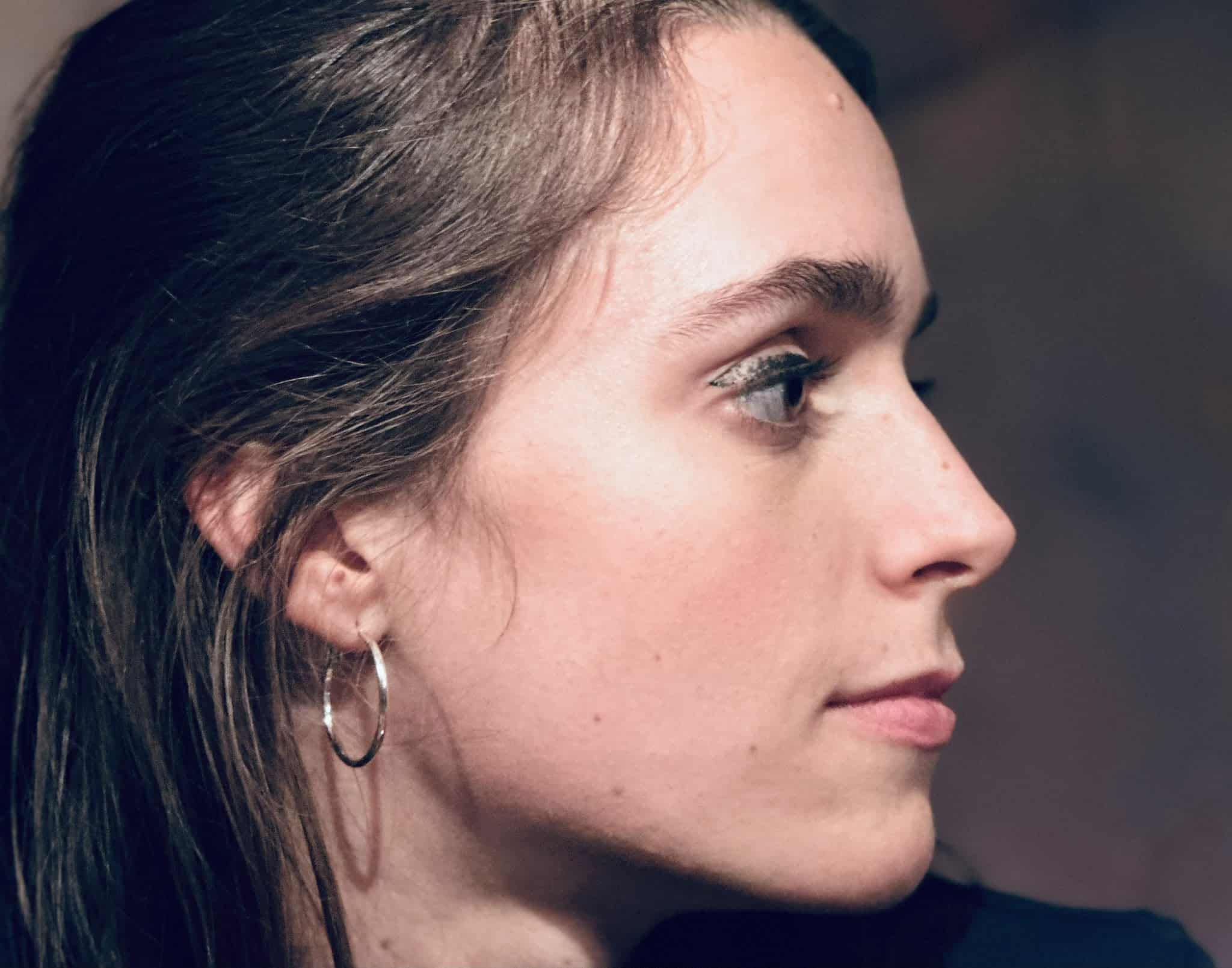 Lara Holzwarth im Seitenprofil