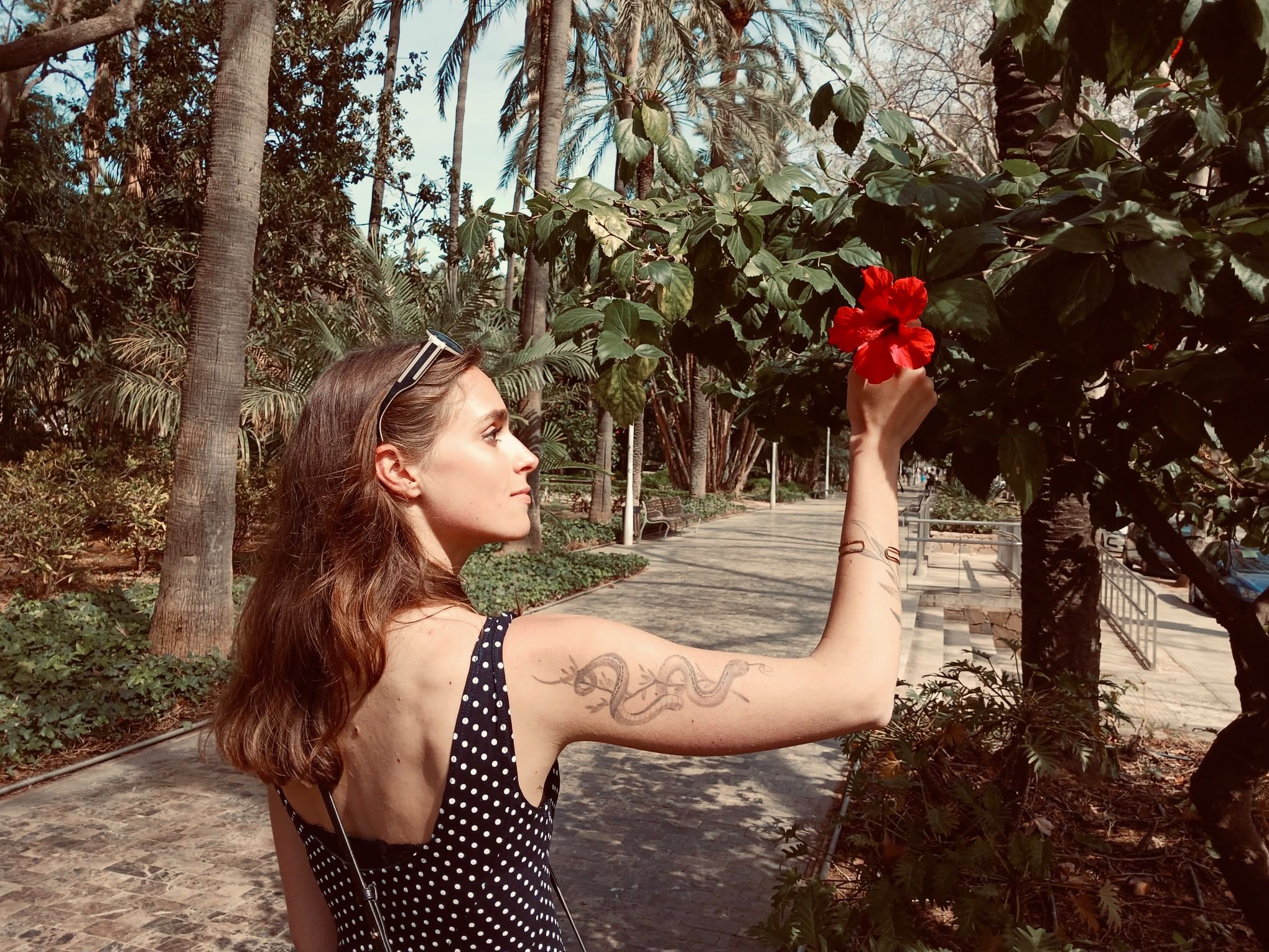Lara Holzwarth mit einer roten Blume